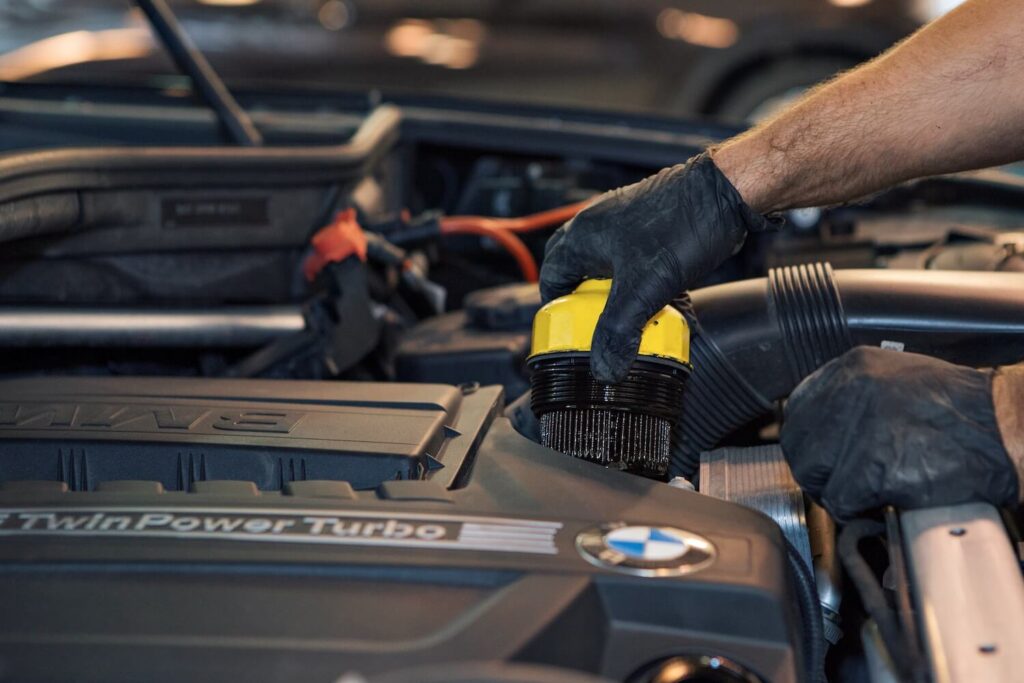 BMW investește în reciclarea vehiculelor. Grupul automatizează procesele de dezmembrare