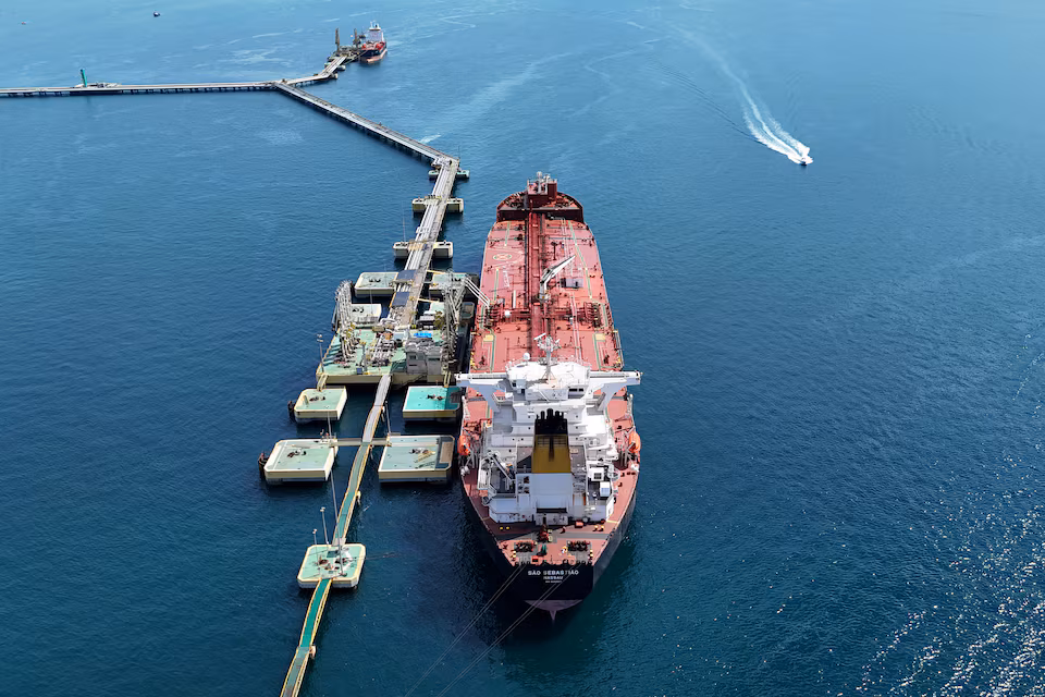 Prețul petrolului urcă la maximul ultimei luni după escaladarea conflictului dintre SUA și Iran. Atacurile din Strâmtoarea Ormuz amenință fluxurile de țiței 