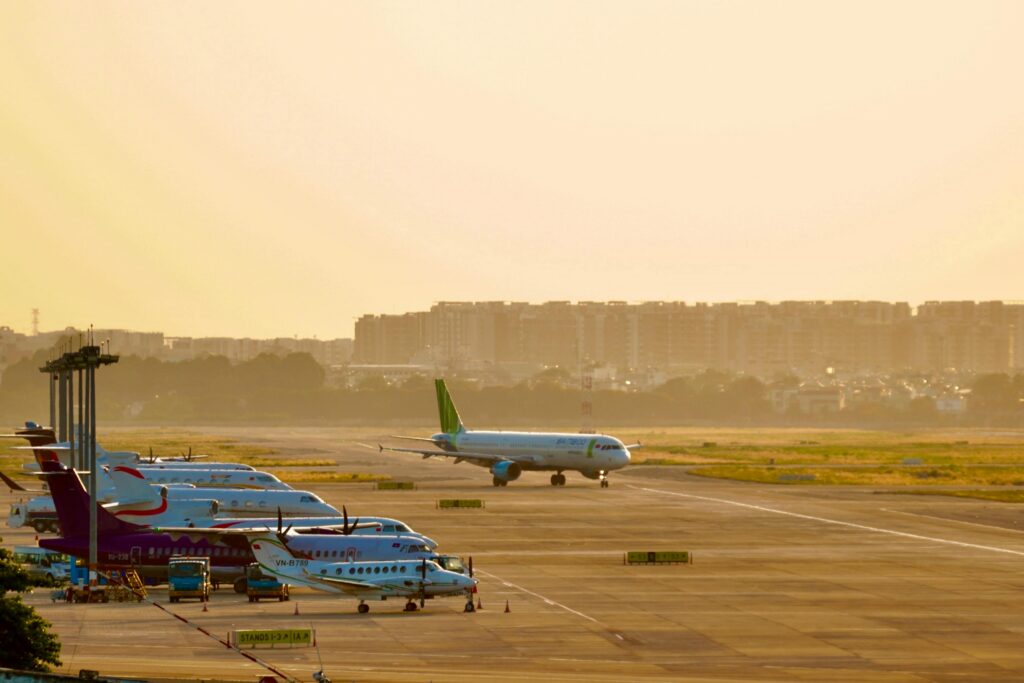 Criza combustibilului lovește turismul. Zborurile devin mai scumpe