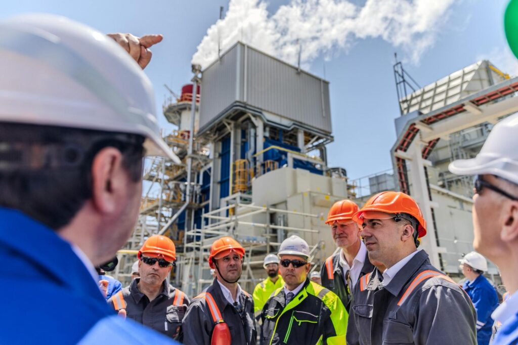 Ministrul Energiei, Bogdan Ivan, în vizită la rafinăria Petromidia. Sursa: Facebook Bogdan Ivan