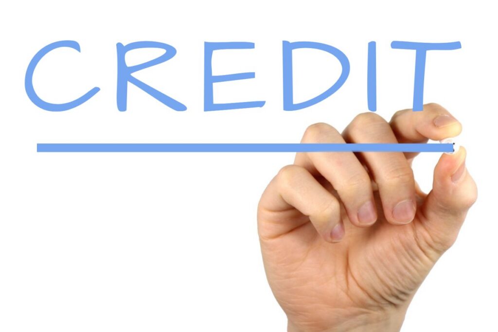 Creditarea privată încetinește. Băncile preferă statul, antreprenorii supraviețuiesc cu creditul furnizor