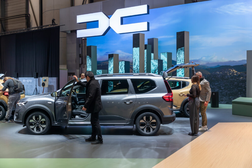 Dacia lansează în 2026 un nou model de mașină. Caroseria este o combinație între break și SUV