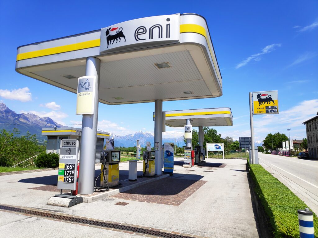 Eni anticipează scumpiri pe piețele energetice. Barilul Brent va costa 83 de dolari