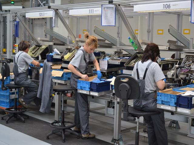 Industria urcă cu 9,3% de la o lună la alta în februarie 2026. Față de anul trecut, producția rămâne însă cu 1,8% mai jos