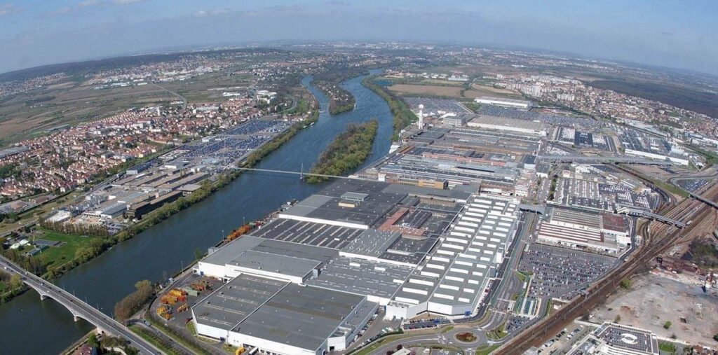 O fabrică auto importantă din Europa oprește producția de mașini. Stellantis schimbă rolul uzinei din Poissy 