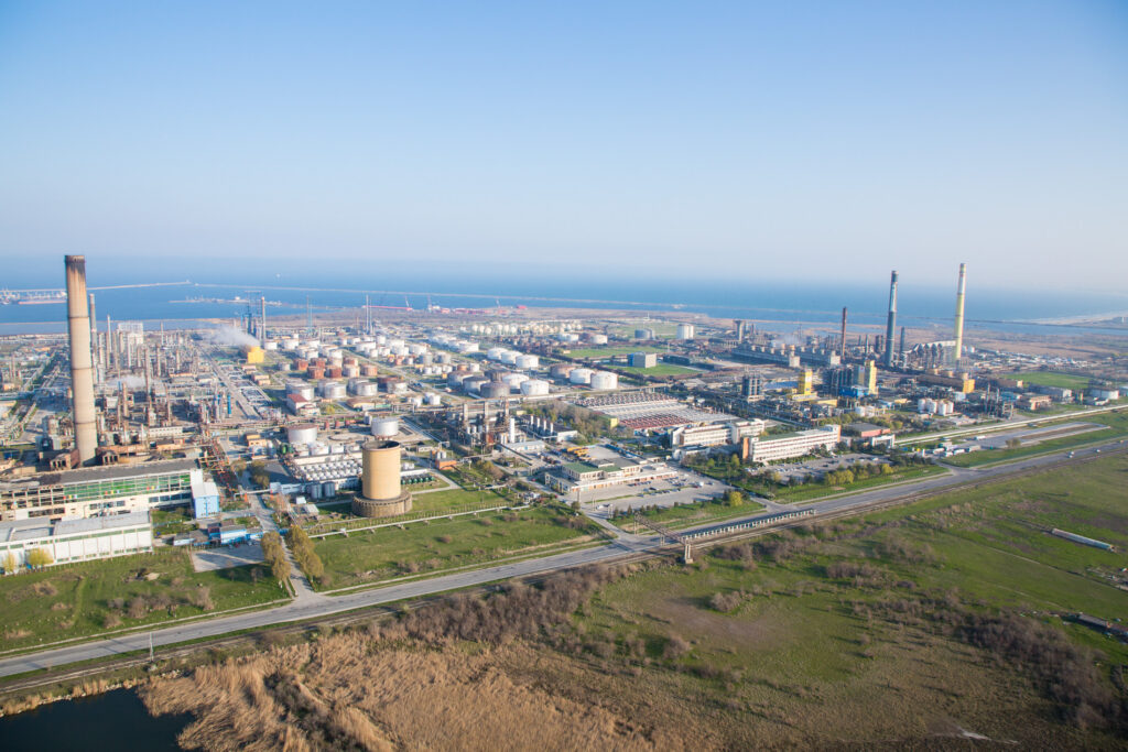 Petromidia a revenit la capacitate maximă. Rompetrol spune că livrările de carburanți continuă fără sincope