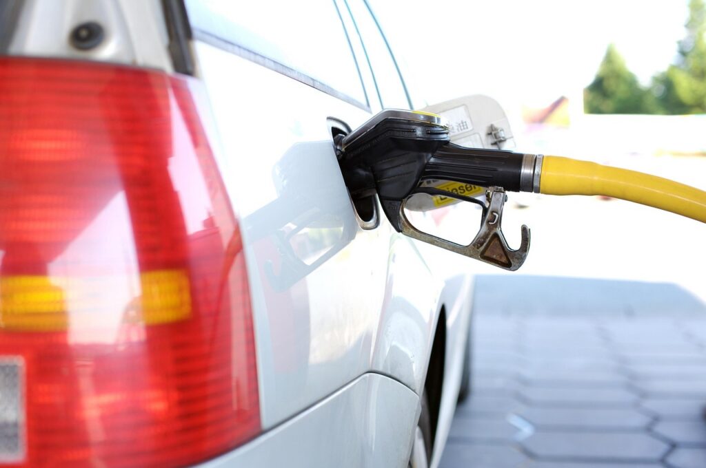 Taxă nouă pe carburanți din 2028. Anunțul făcut de oficialii Petrom: „Va aduce un cost de aproximativ un leu pe litru”