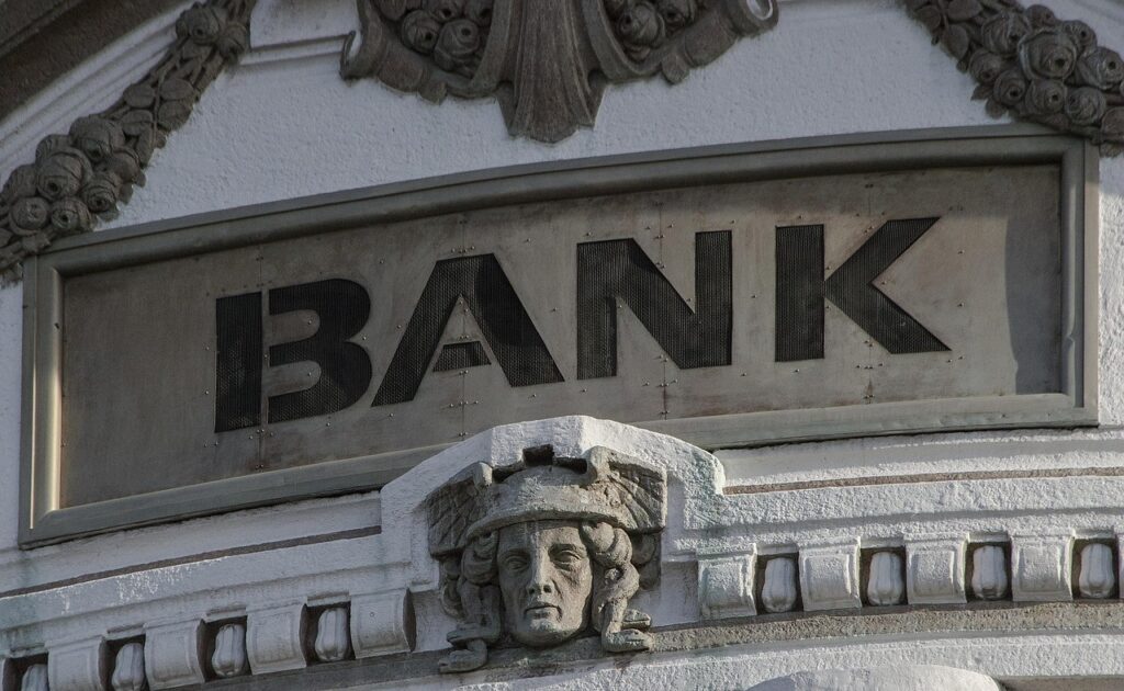 De ce băncile românești nu se extind în regiune? Excepția Victoriabank și regula prudenței