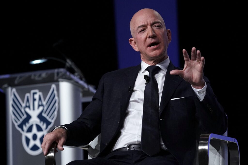 Jeff Bezos propune ca americanii cu salariii mici să nu plătească impozit pe venit. Ideea reaprinde dezbaterea fiscală din SUA