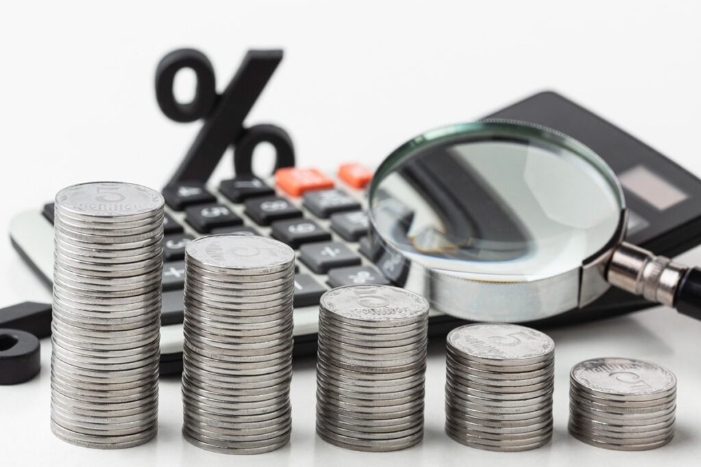 Estimările economiștilor devin mai puțin optimiste. Leul ar putea continua să se deprecieze în următoarele 12 luni