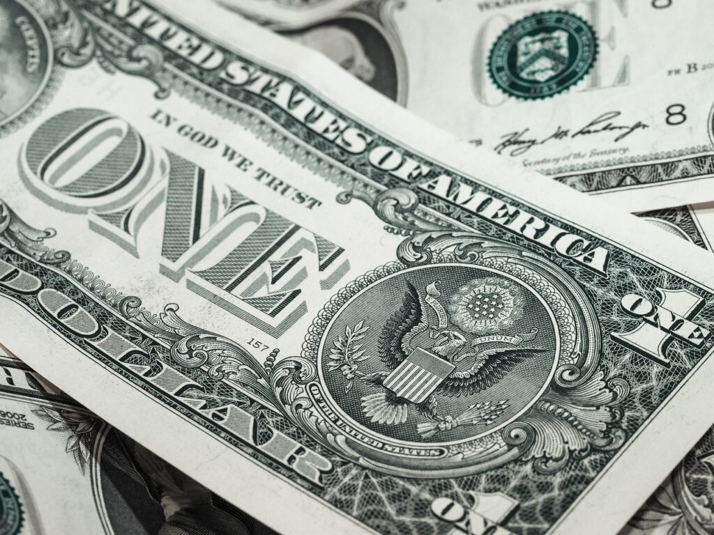 Dolarul crește de teama majorării dobânzilor Fed. Moneda americană s-a apreciat față de euro și yen