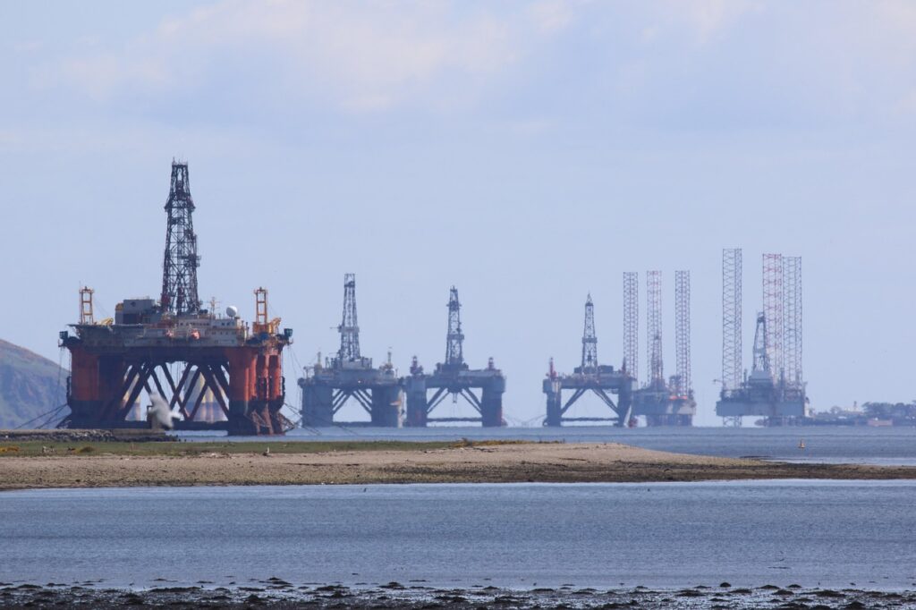 Prețul petrolului explodează după loviturile SUA în Iran. Brentul urcă spre 100 de dolari pe baril