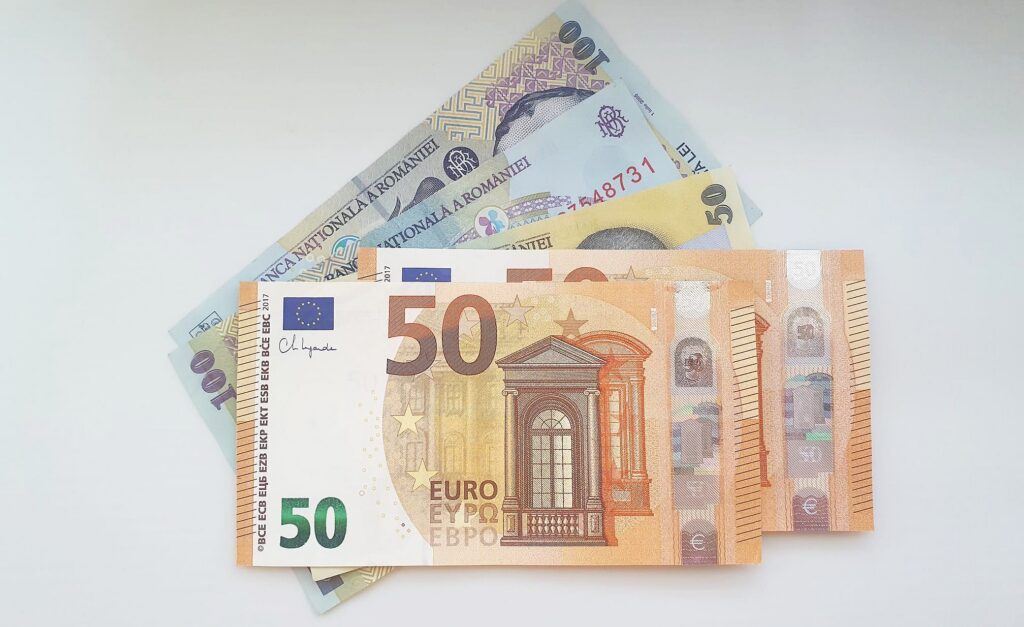 Moneda națională recuperează teren pentru a treia zi consecutiv. Cursul BNR a coborât la 5,2222 lei/euro