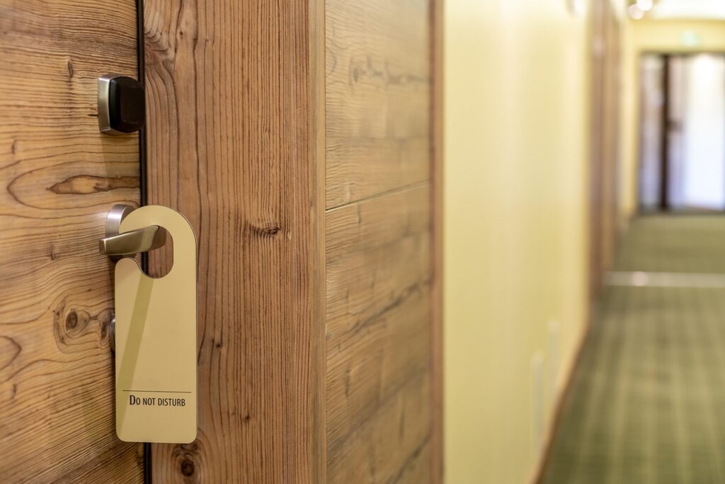 Reducerea valorii voucherelor de vacanță îi face pe unii români să renunțe la minivacanța de Rusalii. Alții fac rată pentru trei zile de relaxare