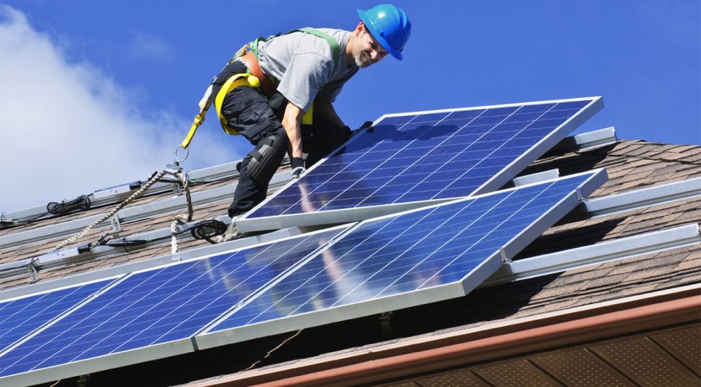 Casa Verde Fotovoltaice dispare din bugetul AFM. APCE reclamă mutarea a 1,5 miliarde lei spre apă-canal