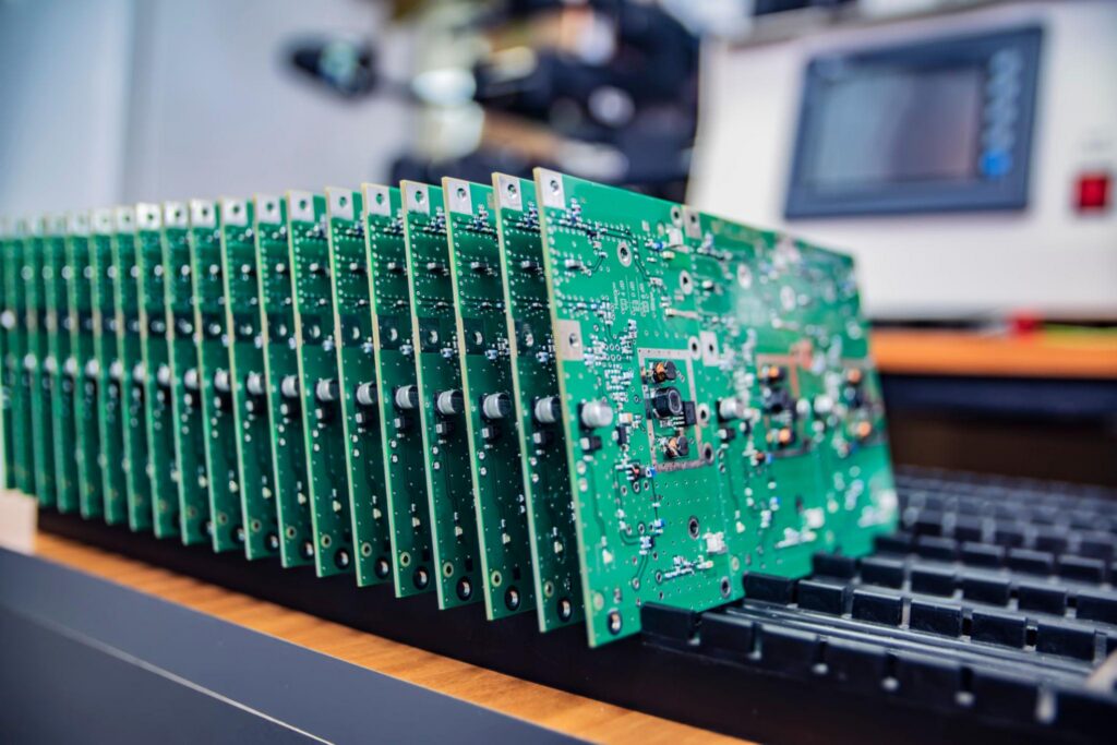 Războiul din Iran afectează industria electronică. Prețurile plăcilor de circuit au crescut cu până la 40% 