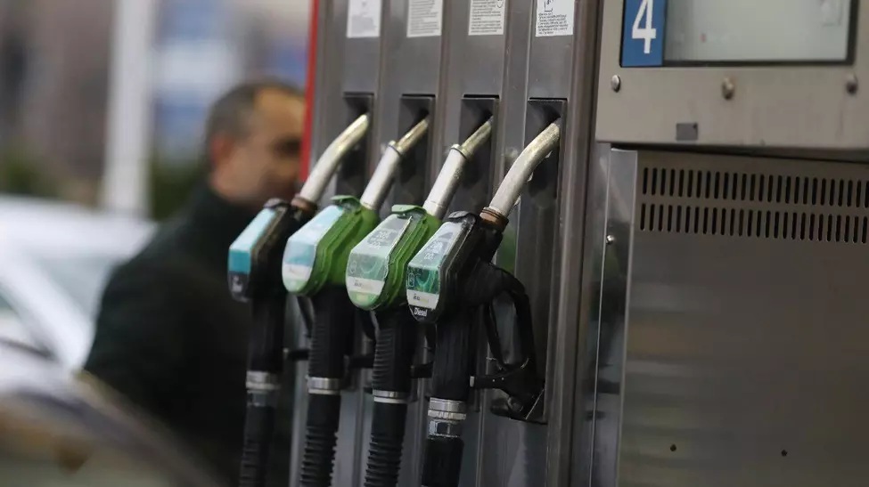 Benzina trece de 9 lei la tot mai mulți distribuitori. Scumpirile din 2 mai împing motorina spre 10 lei