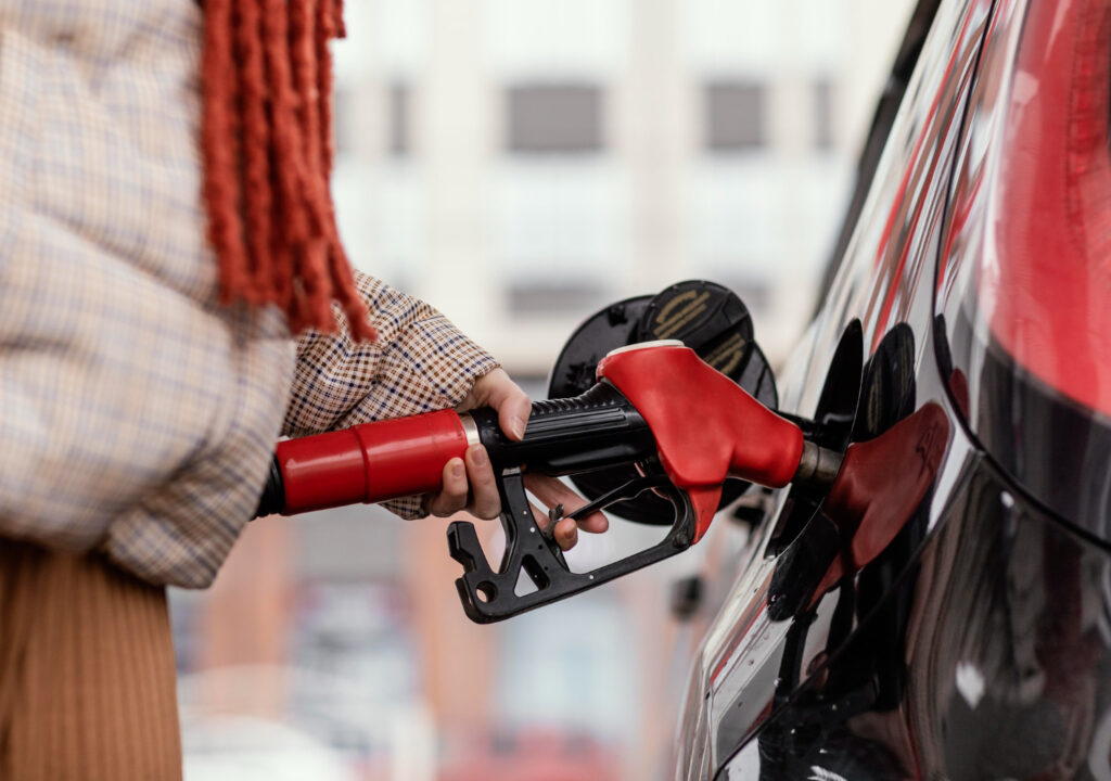 Mișcări noi pe piața carburanților. Mai multe companii petroliere reduc prețul motorinei cu până la 15 bani
