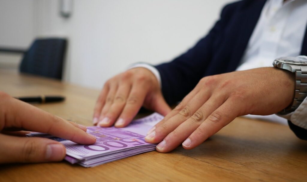 Intesa Sanpaolo Bank ajută IMM-urile să își refinanțeze creditele. Garanția poate ajunge până la 4 milioane de lei