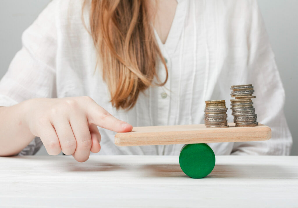 Creșteri salariale în martie 2026. IT-ul și industria tutunului rămân în top, însă salariile reale continuă să scadă
