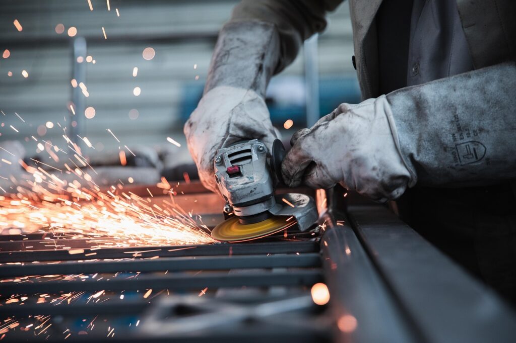 Industria auto europeană virează spre apărare. 7.000 de camioane comandate arată noua miză