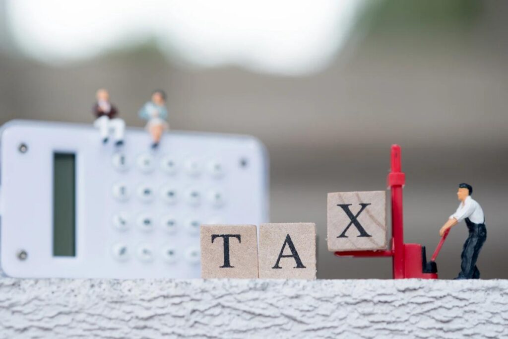 Taxa pe coletele non-UE a adus 49 milioane lei la bugetul de stat. AUR cere eliminarea ei 