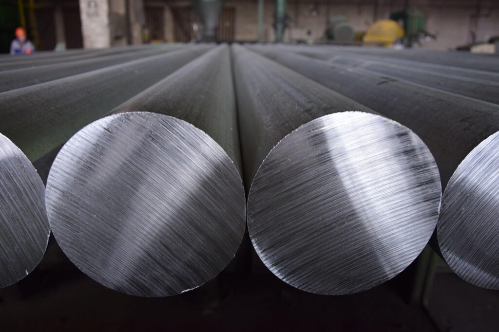 Furtună perfectă pe piața aluminiului. Prețul a depășit 3.700 de dolari pe tonă, iar efectele crizei sunt vizibile și pe piața locală