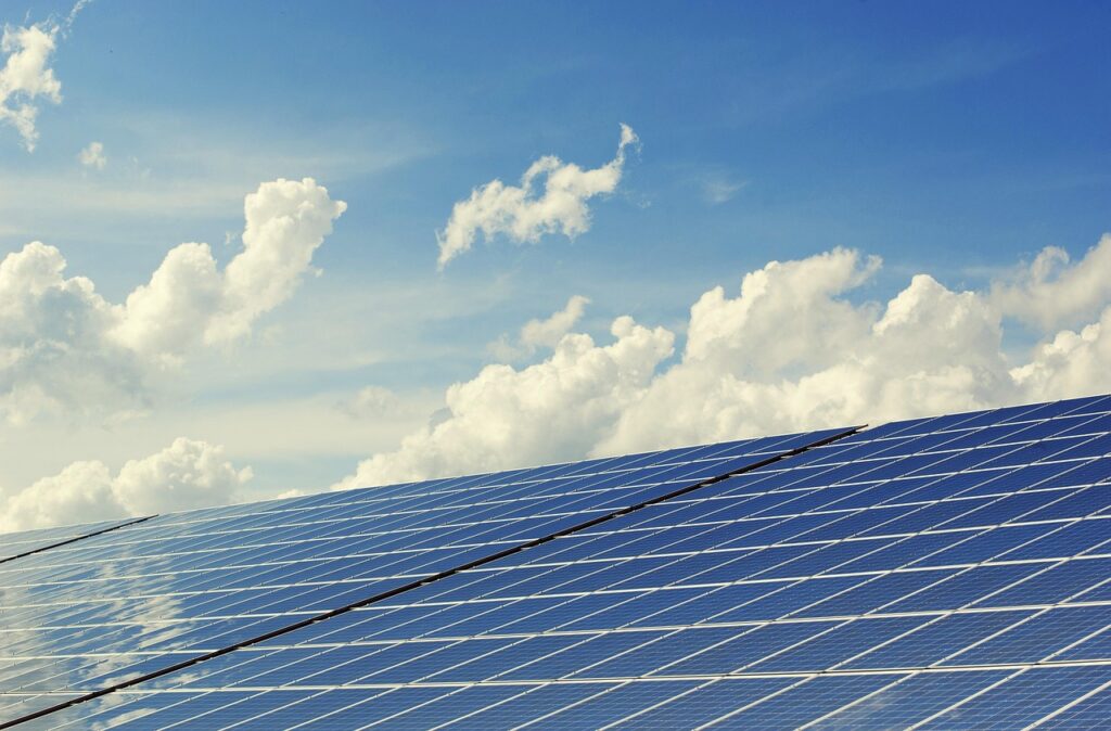 Energia solară atinge noi recorduri în SUA. A depășit cărbunele, în ciuda măsurilor luate de administrația Trump
