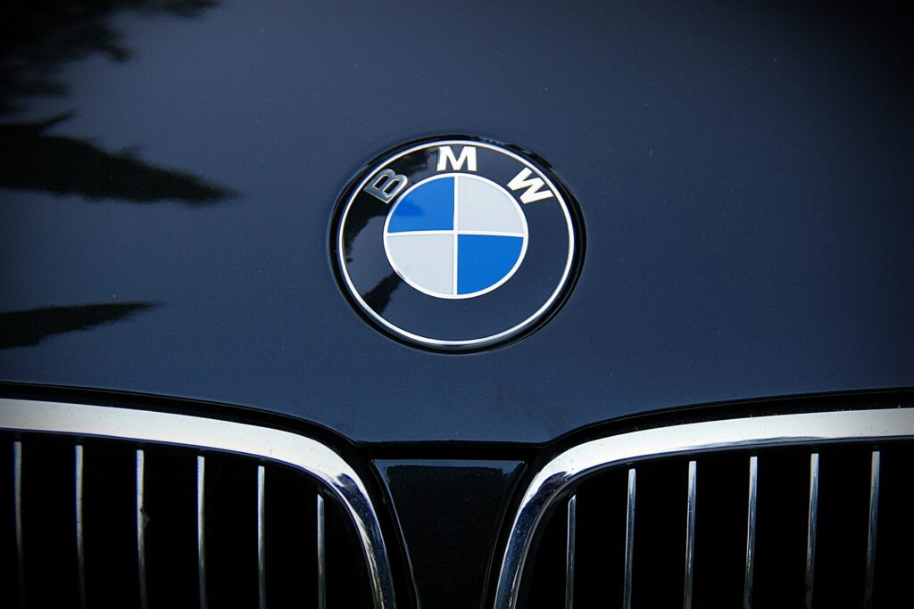 BMW își reduce prognoza de profit. Acțiunile scad cu 7% din cauza presiunilor din China și Orientul Mijlociu 