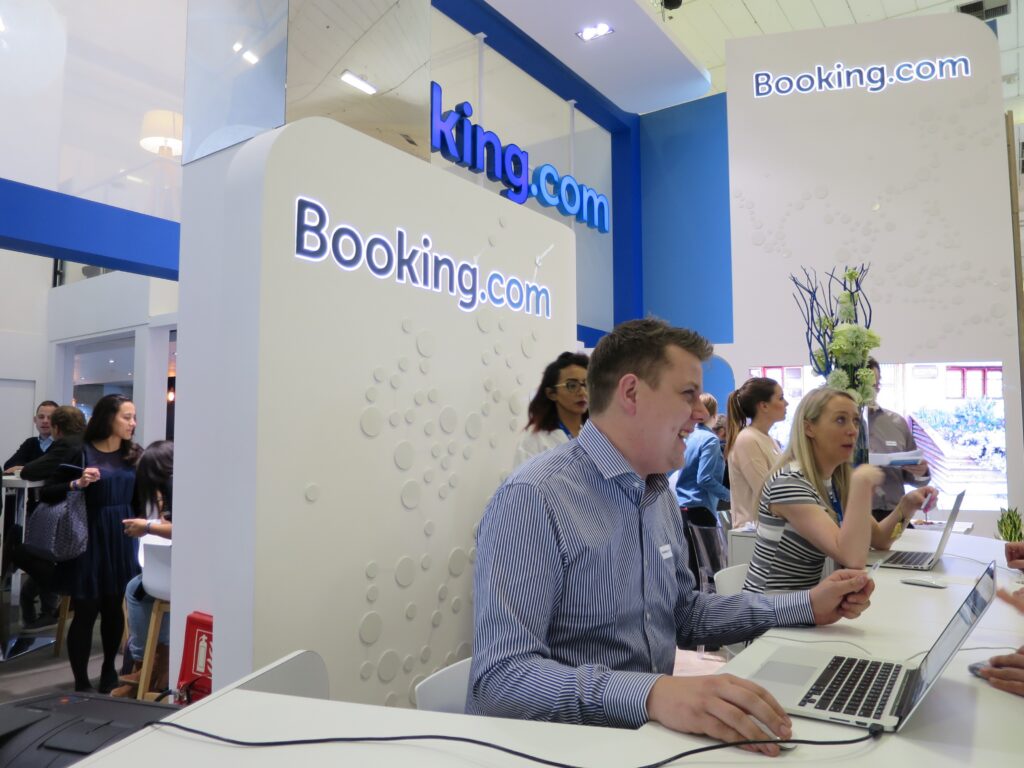 Peste 1.400 de companii hoteliere spaniole dau în judecată Booking.com. pentru condiții abuzive. Cum își pot calcula firmele compensațiile la care au dreptul