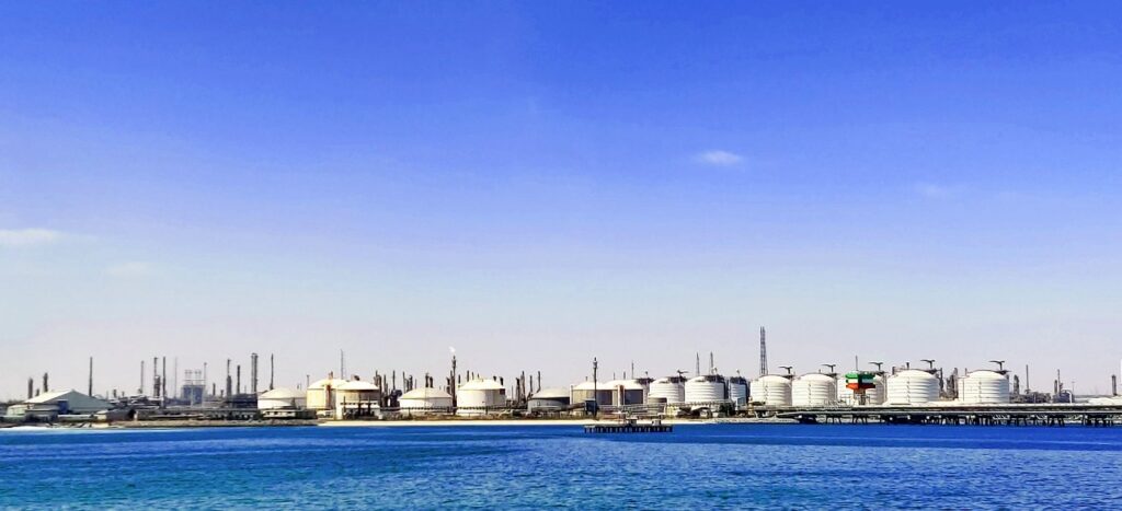 Prețul petrolului sare cu peste 2% pe fondul conflictului SUA-Iran. Țițeiul Brent urcă spre 93 de dolari pe baril