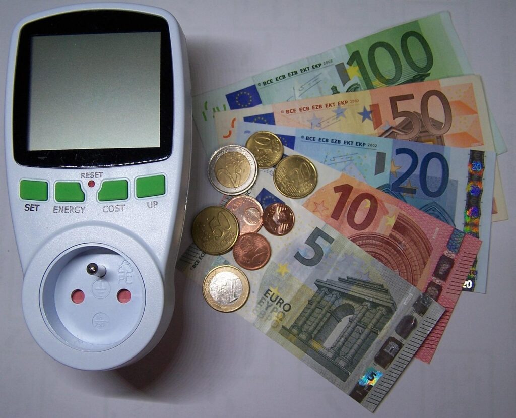 92% dintre români vor să reducă consumul de energie în următorul an. Ce măsuri au în plan pentru facturi mai mici