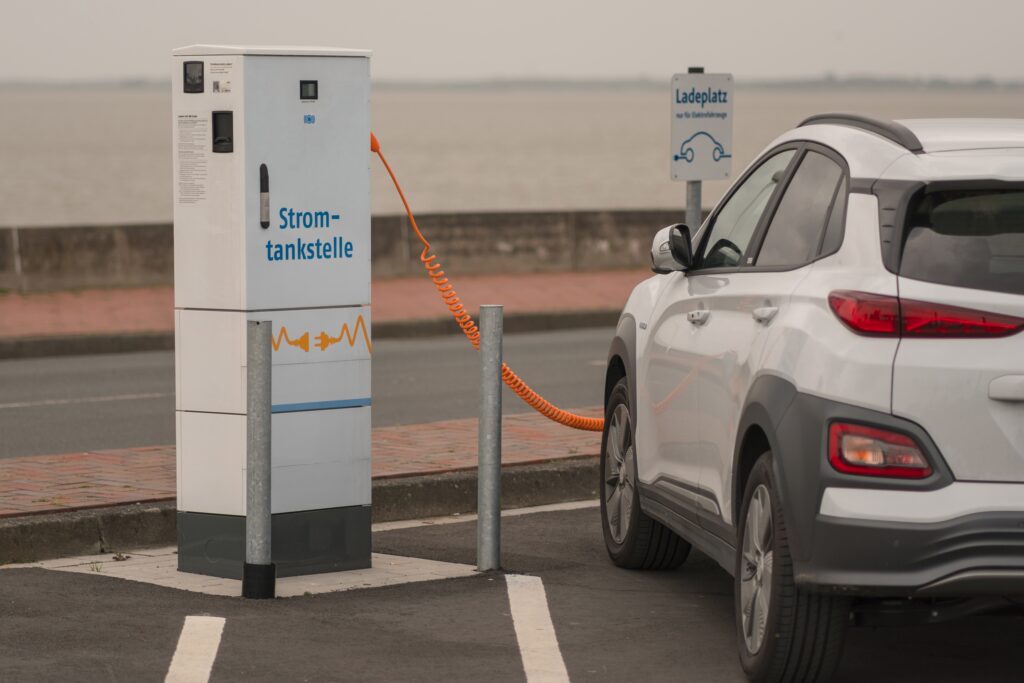 Șoferii americani se răzgândesc în privința electricelor. Vânzările scad cu 27%, iar hibridele câștigă teren