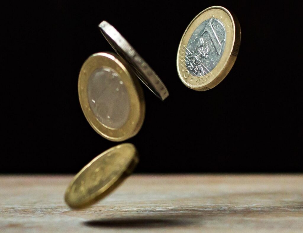 Locomotiva UE și vagonul România. Efectul economic periculos al lipsei de alternativă deghizată în virtute