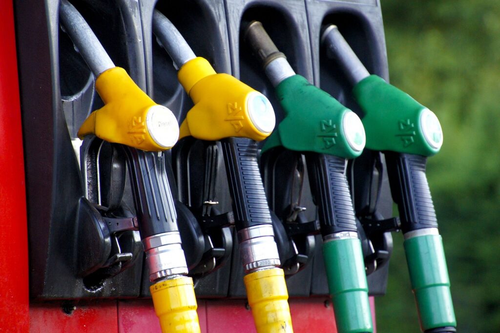 Când petrolul devine mai ieftin, carburanții se scumpesc în România. De ce cresc prețurile la pompă în țara noastră