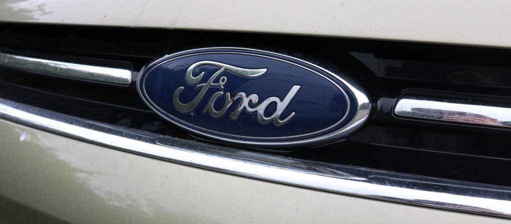 Ford cere licență pentru un SUV produs în China. SUA schimbă regulile pentru mașinile conectate 