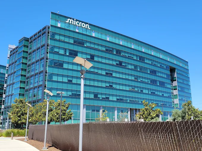 Acțiunile Micron au crescut după rezultate peste așteptări. Compania estimează venituri de până la 51 de miliarde de dolari 