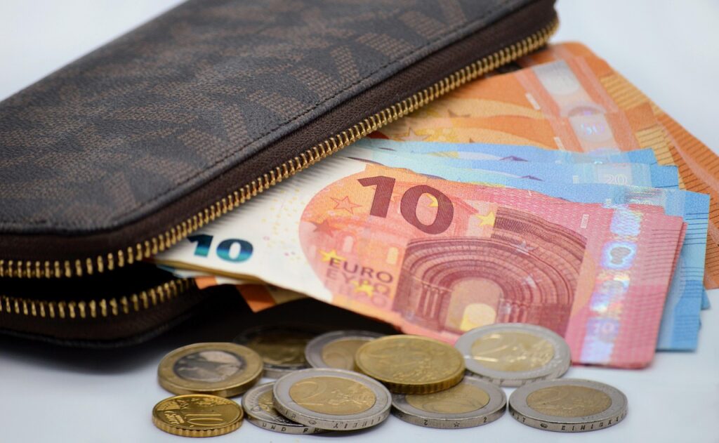 BCE se pregătește să majoreze ratele dobânzilor pentru prima dată în aproape trei ani. Creșterea ar putea ajunge la 2,25%