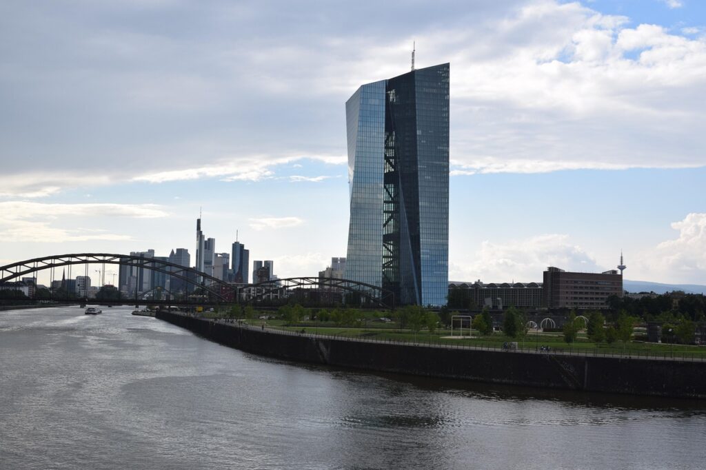 UE vrea control mai mare asupra finanțelor. BCE avertizează că euro nu va deveni o monedă de rezervă globală „peste noapte”