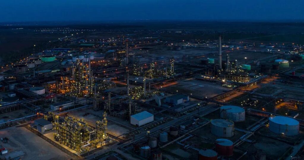 OMV Petrom avansează în proiectul cu hidrogen verde de la Petrobrazi. Echipamentele electrolizorului de 20 MW au ajuns în rafinărie