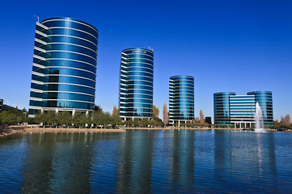 Cheltuieli record anunțate de Oracle pentru infrastructura AI în 2027. Acțiunile companiei au scăzut cu aproape 9% 