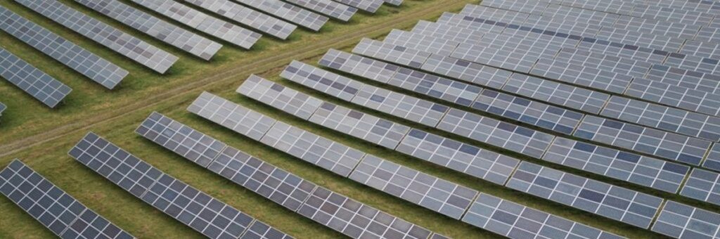 Trece OMV Petrom trece de la baril la baterie? Investiția de 300 de milioane de euro în fotovoltaice arată noua miză a energiei