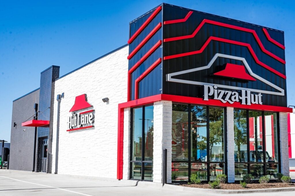 Pizza Hut este vândută pentru 2,7 miliarde dolari. Compania care deține brandul recunoaște că a a pierdut lupta cu livrările de mâncare