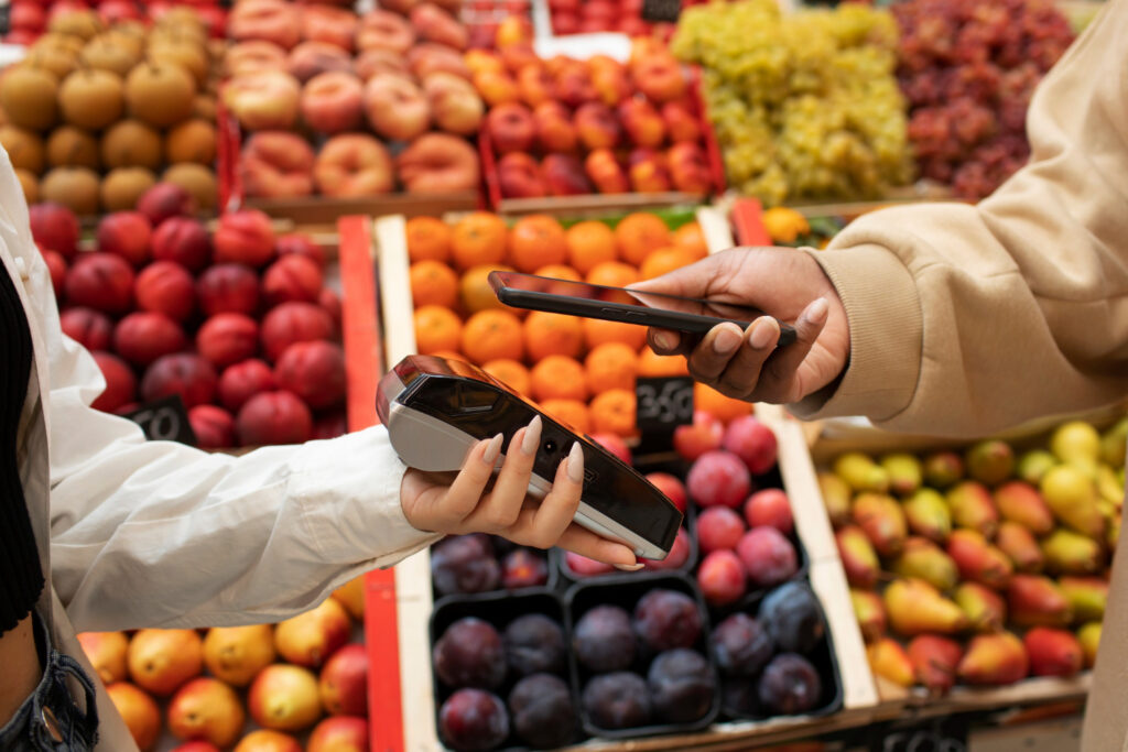 Guvernul prelungește plafonarea adaosului comercial la alimentele de bază până la finalul anului. Măsura vizează 17 produse