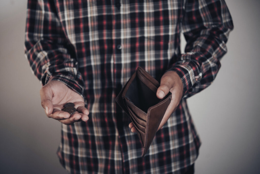 Salariul care nu acoperă costul vieții. De ce milioane de angajați rămân în sărăcie, deși au un loc de muncă