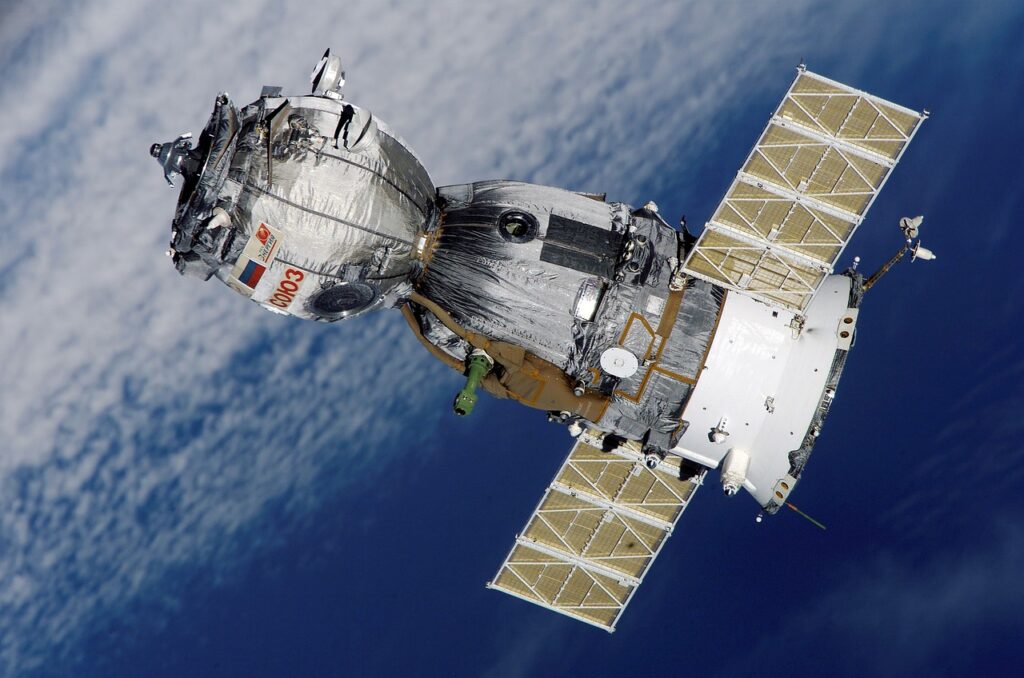 SpaceX vrea să mute centrele de date în spațiu. Planurile prevăd lansarea unei galaxii de sateliți de calcul