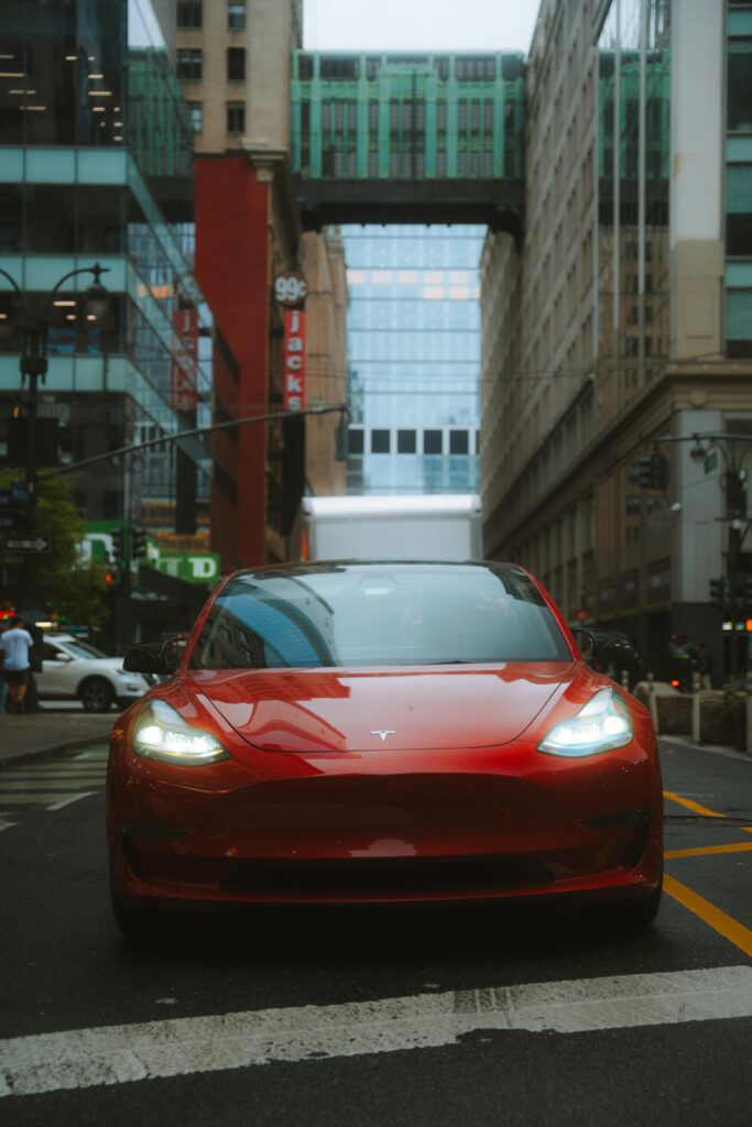 J.P. Morgan vede un nou potențial pentru Tesla. Robotica și condusul autonom pot susține creșterea pe termen lung