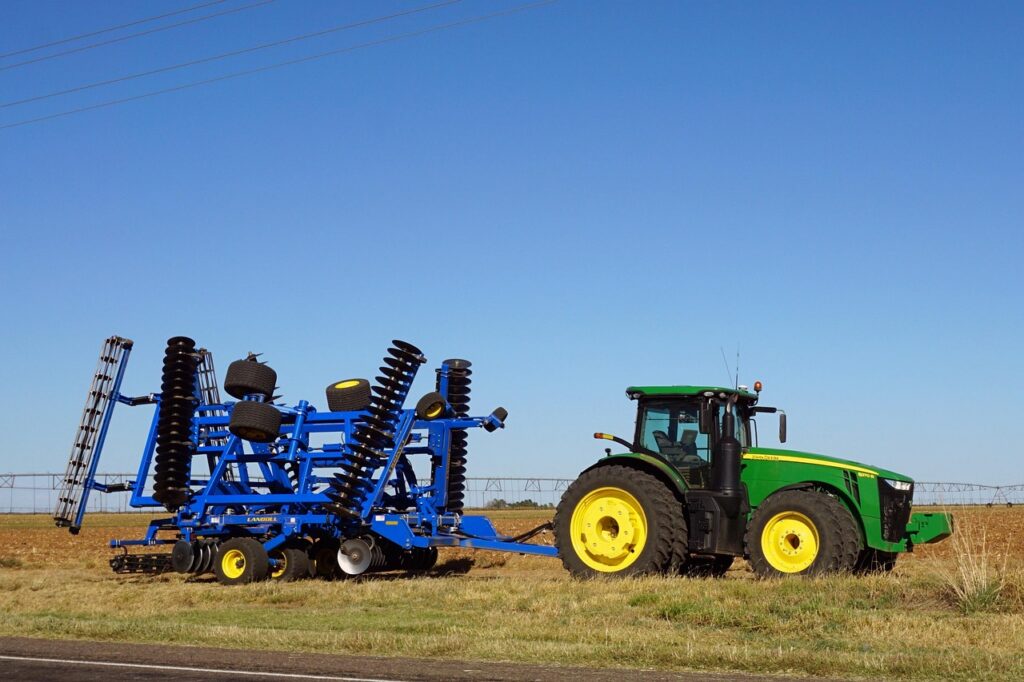 România are un tractor la 58 de hectare, în timp ce în Franța este unul la 26 de hectare. De ce agricultura modernă are absolută nevoie de mecanizare