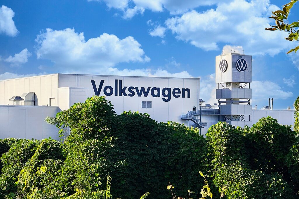 Volkswagen ar putea elimina până la 100.000 de joburi. Industria auto europeană intră în faza dură a tranziției