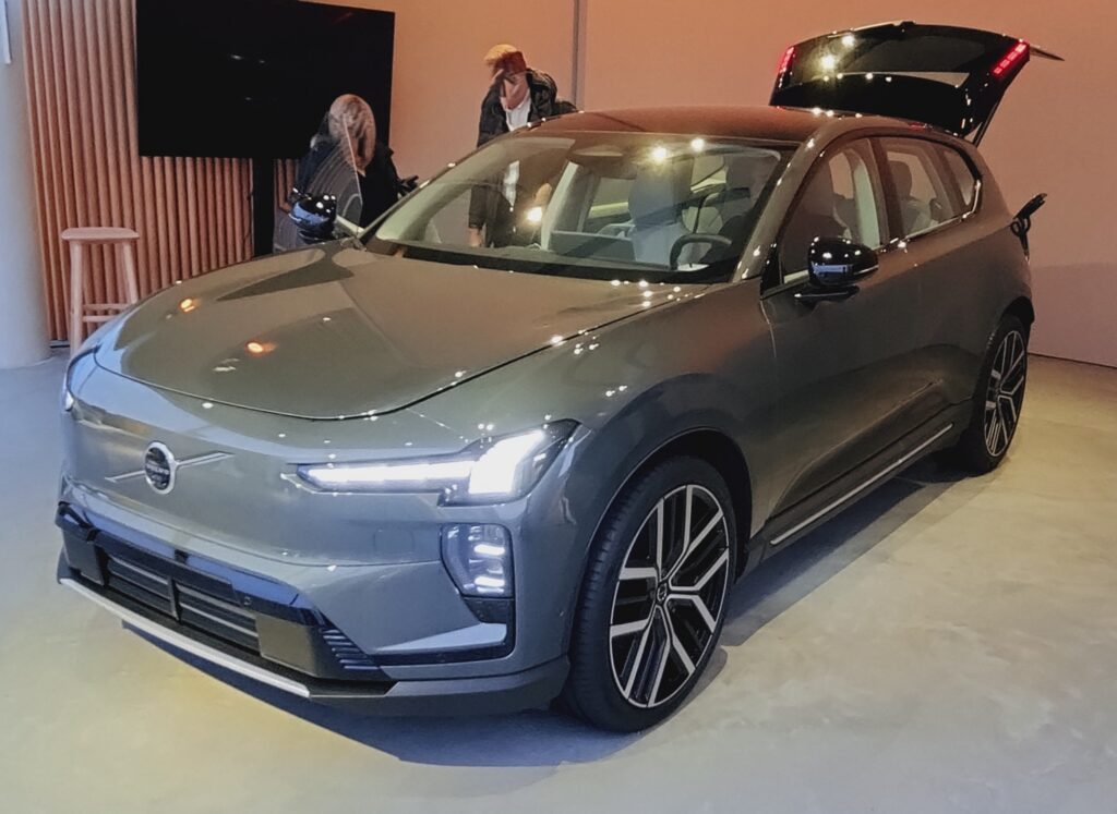 Volvo EX60 și Rivian R2 intră în cursa SUV-urilor electrice din SUA. Noile modele mizează pe tehnologie și autonomie